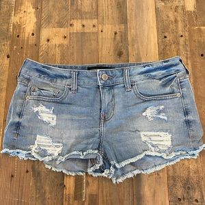 EXPRESS Light Wash Jean Shorts Shortie Frayed Hem Low Rise size 6